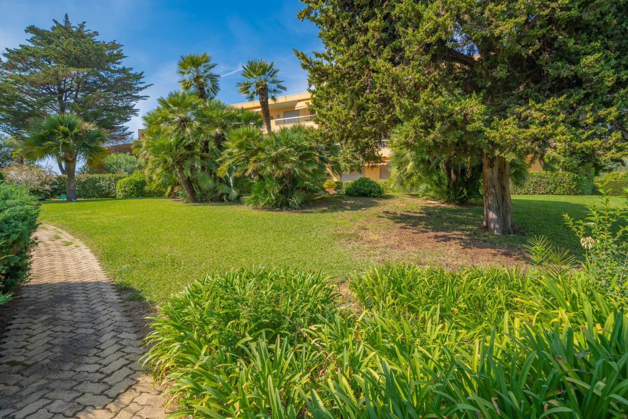 Les 15 Pins & La -your Getaway Near Sea & Apartamento Antibes
