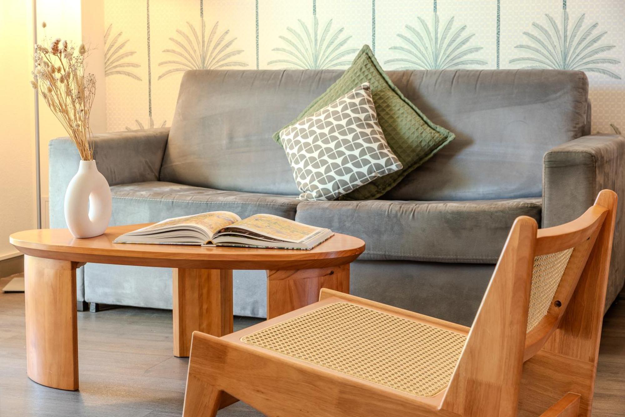 Les 15 Pins & La -your Getaway Near Sea & Apartamento Antibes