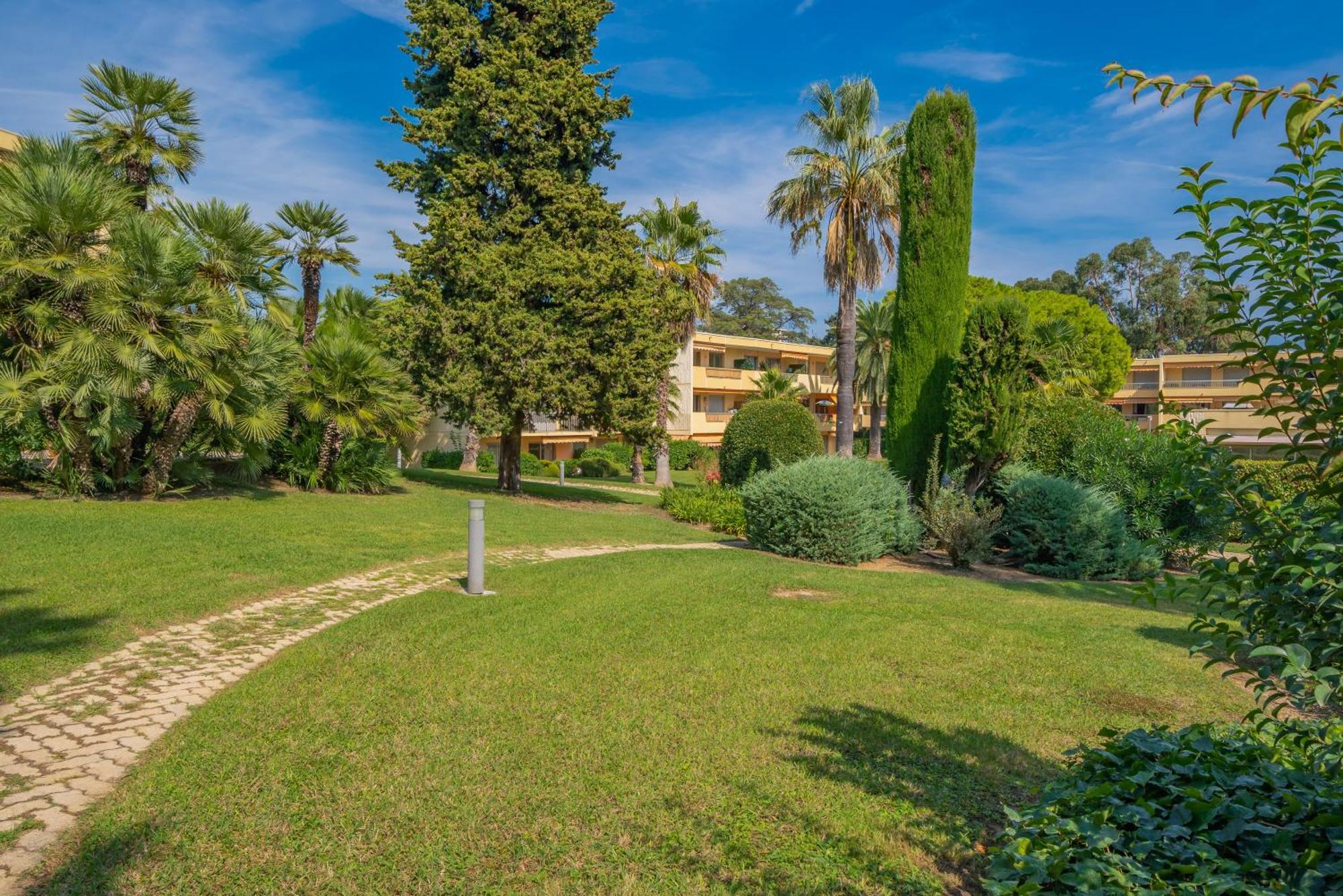 Les 15 Pins & La -your Getaway Near Sea & Apartamento Antibes